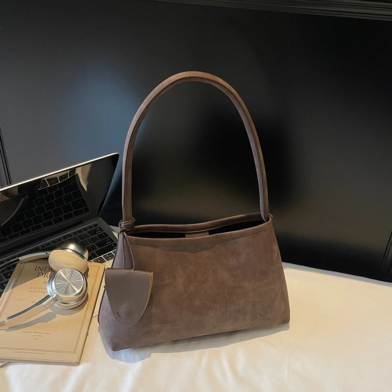 Классические новые ретро-сумки через плечо из ПУ в форме полумесяца с застежкой-хасп, однотонные, простые, модные, популярные, универсальные, для повседневного использования, для женщин, 2026 год
Классические новые ретро-сумки через плечо из ПУ в форме полумесяца с застежкой-хасп, однотонные, простые, модные, популярные, универсальные, для повседневного использования, для женщин, 2026 год