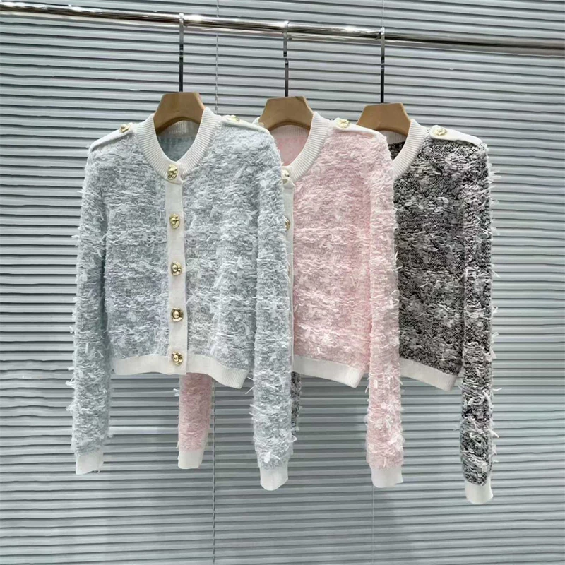 Весна 2026, женский вязаный открытый кардиган с круглым вырезом и металлическими пуговицами, высококачественный модный комплект с юбкой для поездок на работу
Весна 2026, женский вязаный открытый кардиган с круглым вырезом и металлическими пуговицами, высококачественный модный комплект с юбкой для поездок на работу