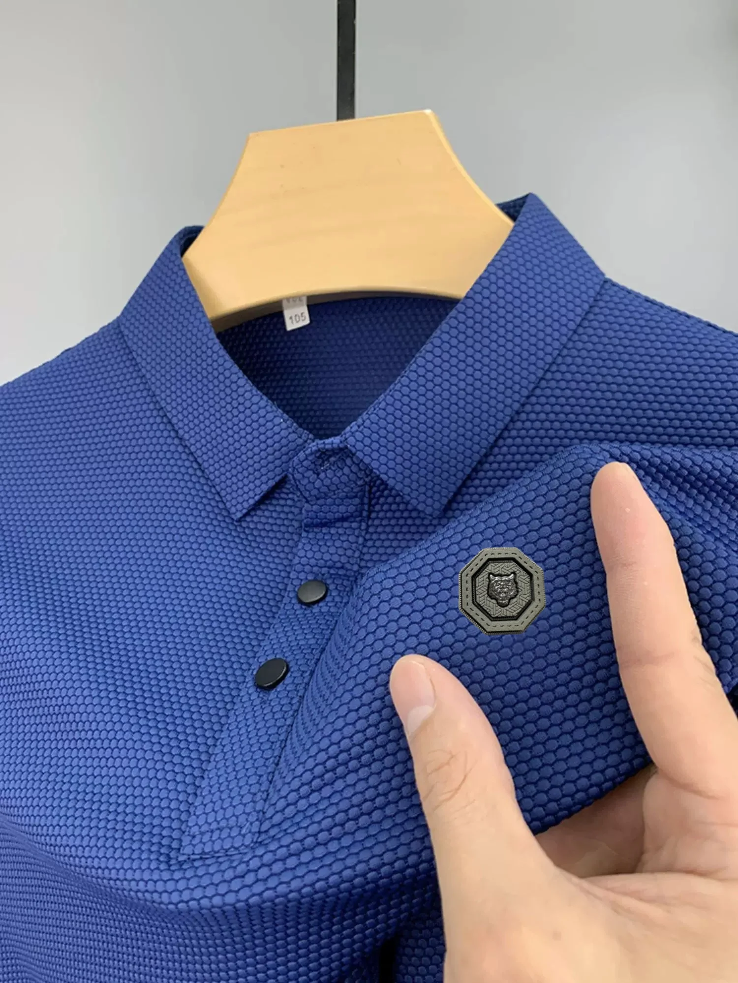 Summer men's ice silk elastic short sleeve new fashionable breathable quick drying POLO shirt high-quality relief design T-shirt
Summer men's ice silk elastic short sleeve new fashionable breathable quick drying POLO shirt high-quality relief design T-shirt