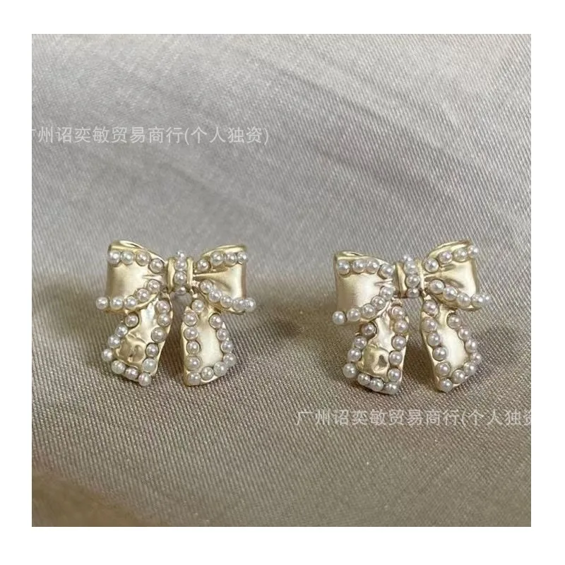 High Quality Real Shot Double Bow Pearl Stud Earrings Women's Fashion Simple Glossy Earrings
High Quality Real Shot Double Bow Pearl Stud Earrings Women's Fashion Simple Glossy Earrings