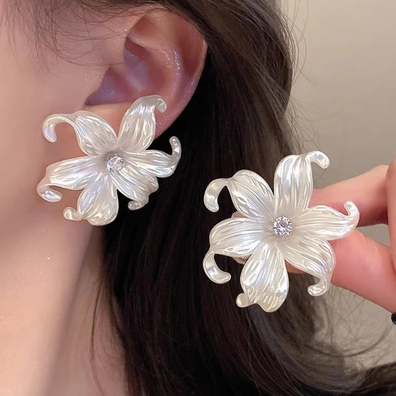 Blooming White Flower Big Stud Earrings for Women Shiny Rhinestones Acrylic Curled Petals Earrings Wedding Party Trendy Jewelry 
Blooming White Flower Big Stud Earrings for Women Shiny Rhinestones Acrylic Curled Petals Earrings Wedding Party Trendy Jewelry