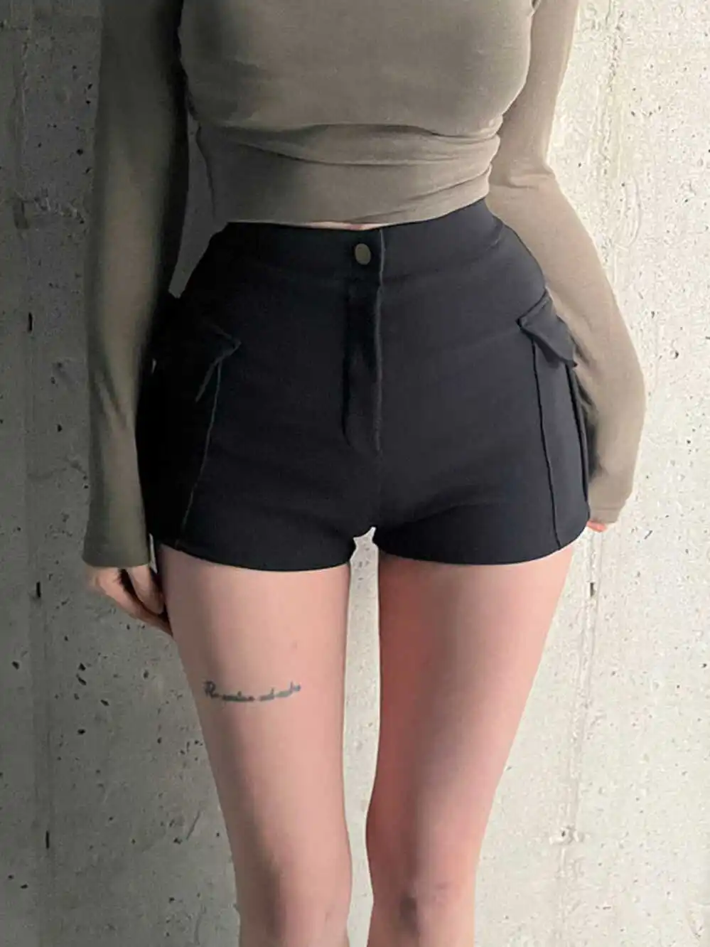 Шорты с высокой талией и вставками для бедер, с двумя карманами, повседневные, модные, новая модель, удобные для езды на велосипеде, велосипедные штаны.
Шорты с высокой талией и вставками для бедер, с двумя карманами, повседневные, модные, новая модель, удобные для езды на велосипеде, велосипедные штаны.