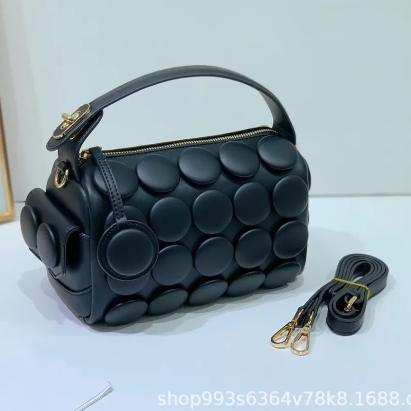 Новая круглая сумка в стиле ретро, бостонская наволочка с трехмерным украшением в горошек, женская сумка через плечо на одно плечо
Новая круглая сумка в стиле ретро, бостонская наволочка с трехмерным украшением в горошек, женская сумка через плечо на одно плечо