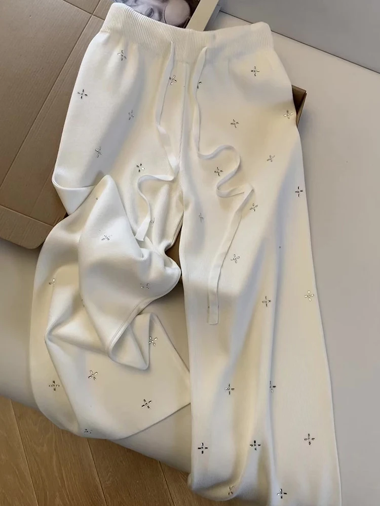 Осенне-зимние прямые брюки через плечо с бриллиантами и высокой талией, женские тяжелые вязаные широкие брюки
Осенне-зимние прямые брюки через плечо с бриллиантами и высокой талией, женские тяжелые вязаные широкие брюки