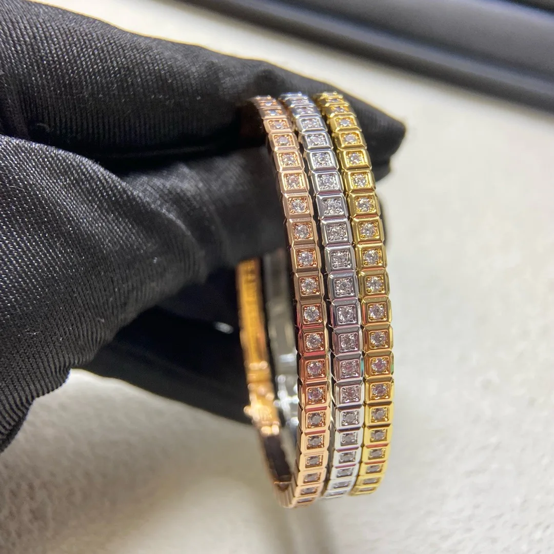 Новый женский браслет v Gold High версии, новый ледяной кубик, полный бриллиантовый браслет — это простой, нишевый, популярный и модный, высокий.
Новый женский браслет v Gold High версии, новый ледяной кубик, полный бриллиантовый браслет — это простой, нишевый, популярный и модный, высокий.