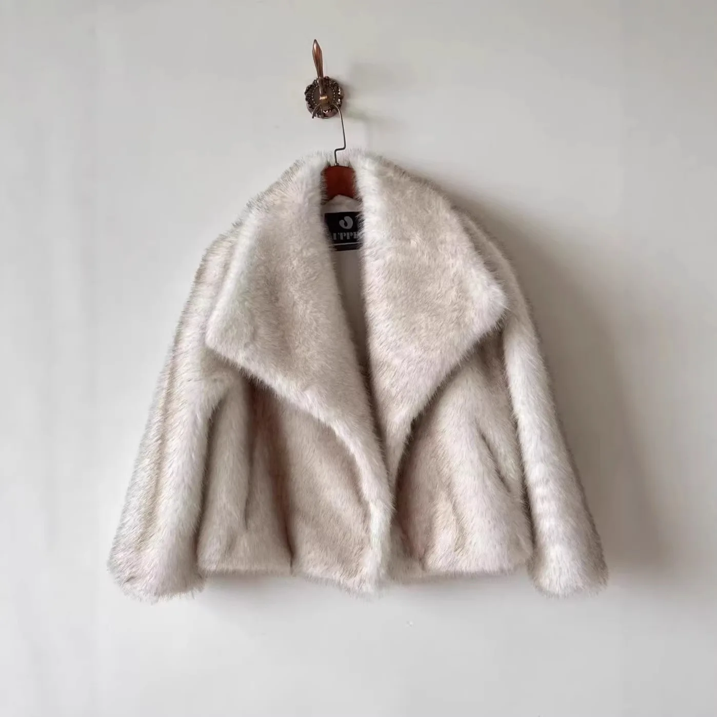 Winter Warm Outerwear Thicken Warm Long Sleeves Coats Women Faux Fur Short Jacket Oversized Big Lapel Collar Fluffy Plush Coat
Winter Warm Outerwear Thicken Warm Long Sleeves Coats Women Faux Fur Short Jacket Oversized Big Lapel Collar Fluffy Plush Coat