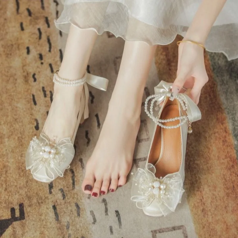 Элегантные простые туфли на высоком каблуке с бантом на толстом каблуке, новая весенне-летняя модная универсальная женская обувь с круглым носком и неглубоким носком, женская обувь
Элегантные простые туфли на высоком каблуке с бантом на толстом каблуке, новая весенне-летняя модная универсальная женская обувь с круглым носком и неглубоким носком, женская обувь
