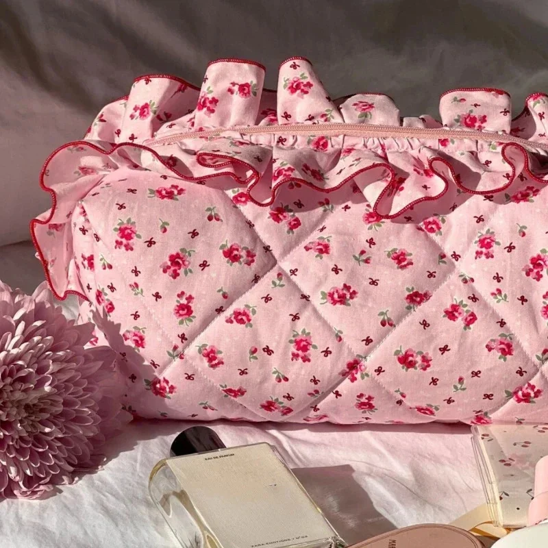 Cute Floral Travel Makeup Bag Pouch Quilted Makeup Organizer Storage Bag Coquette Cosmetic Organizer Case For Women And Girls
Cute Floral Travel Makeup Bag Pouch Quilted Makeup Organizer Storage Bag Coquette Cosmetic Organizer Case For Women And Girls