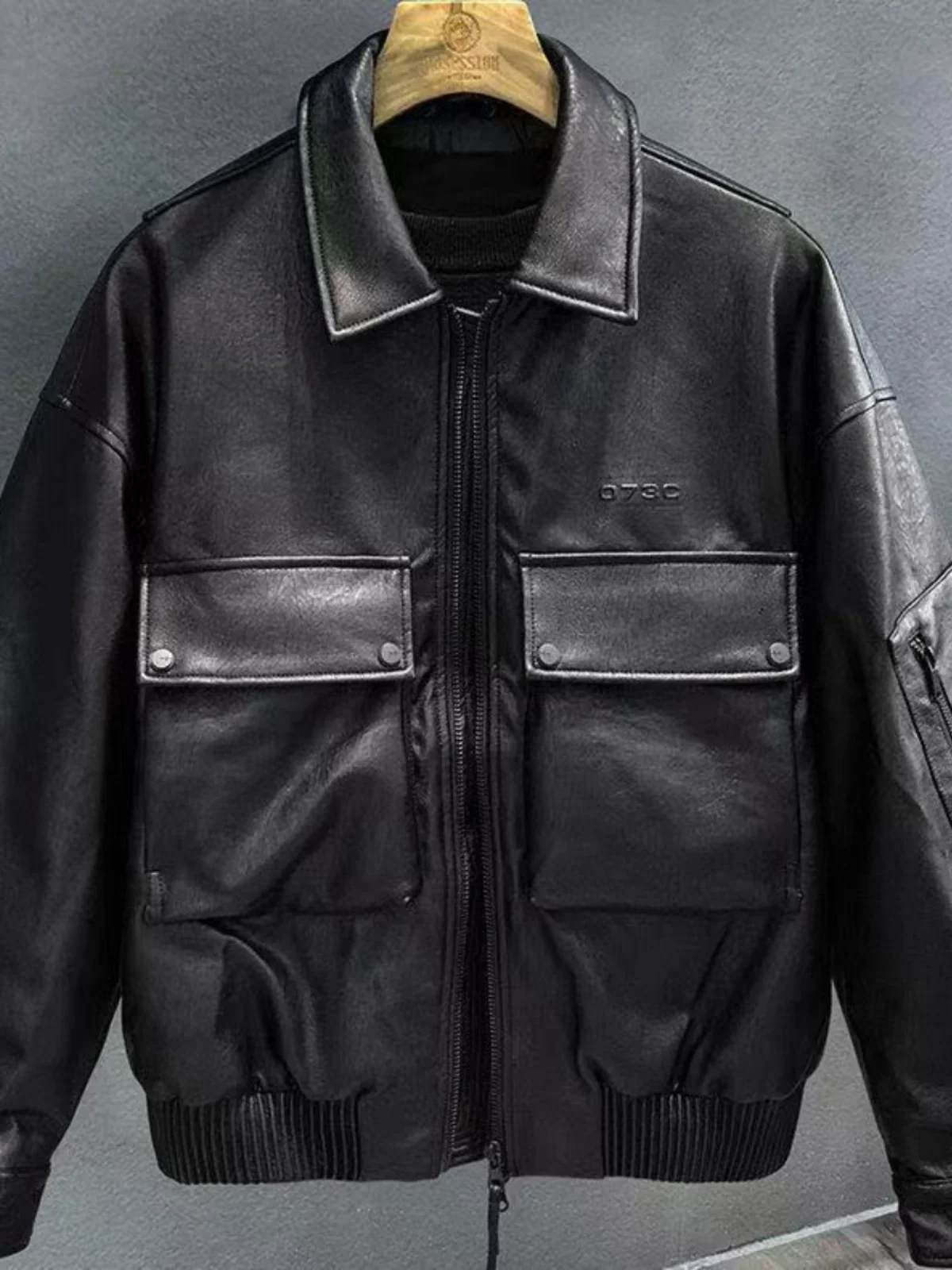 Winter 2025 Men's Leather Jaet Cotton Workwear Warm Sli Versatile Cool Brand Motorcycle Vintage Straight Cut Youthful
Winter 2025 Men's Leather Jaet Cotton Workwear Warm Sli Versatile Cool Brand Motorcycle Vintage Straight Cut Youthful