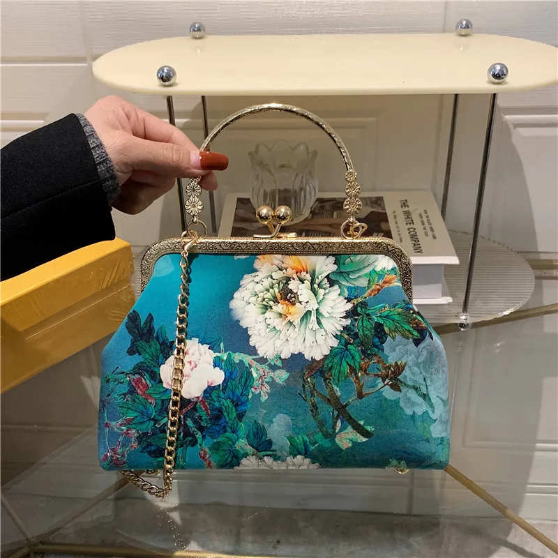 Style Printed Cheongsam Bags Women's Elegant Retro Clip Handbag Classic Antique Small Bag Hand Holding Mom Style Bag
Style Printed Cheongsam Bags Women's Elegant Retro Clip Handbag Classic Antique Small Bag Hand Holding Mom Style Bag