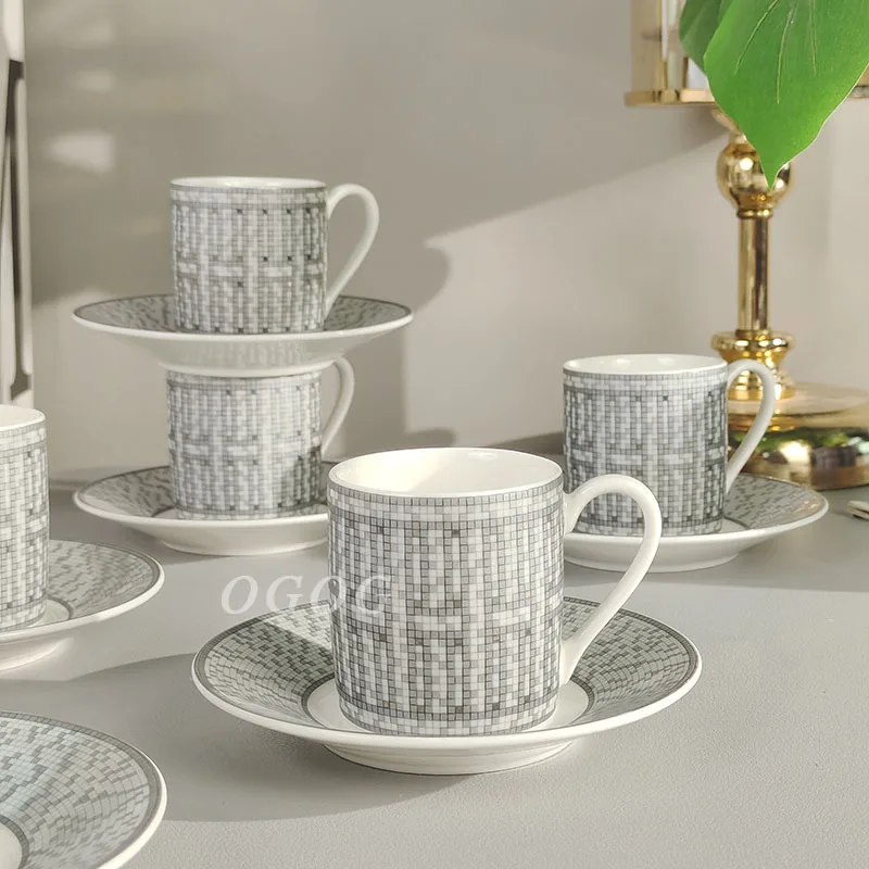 New European style gray horse drawn cart striped bone china coffee cup and plate, fashionable and luxurious afternoon tea cup
New European style gray horse drawn cart striped bone china coffee cup and plate, fashionable and luxurious afternoon tea cup