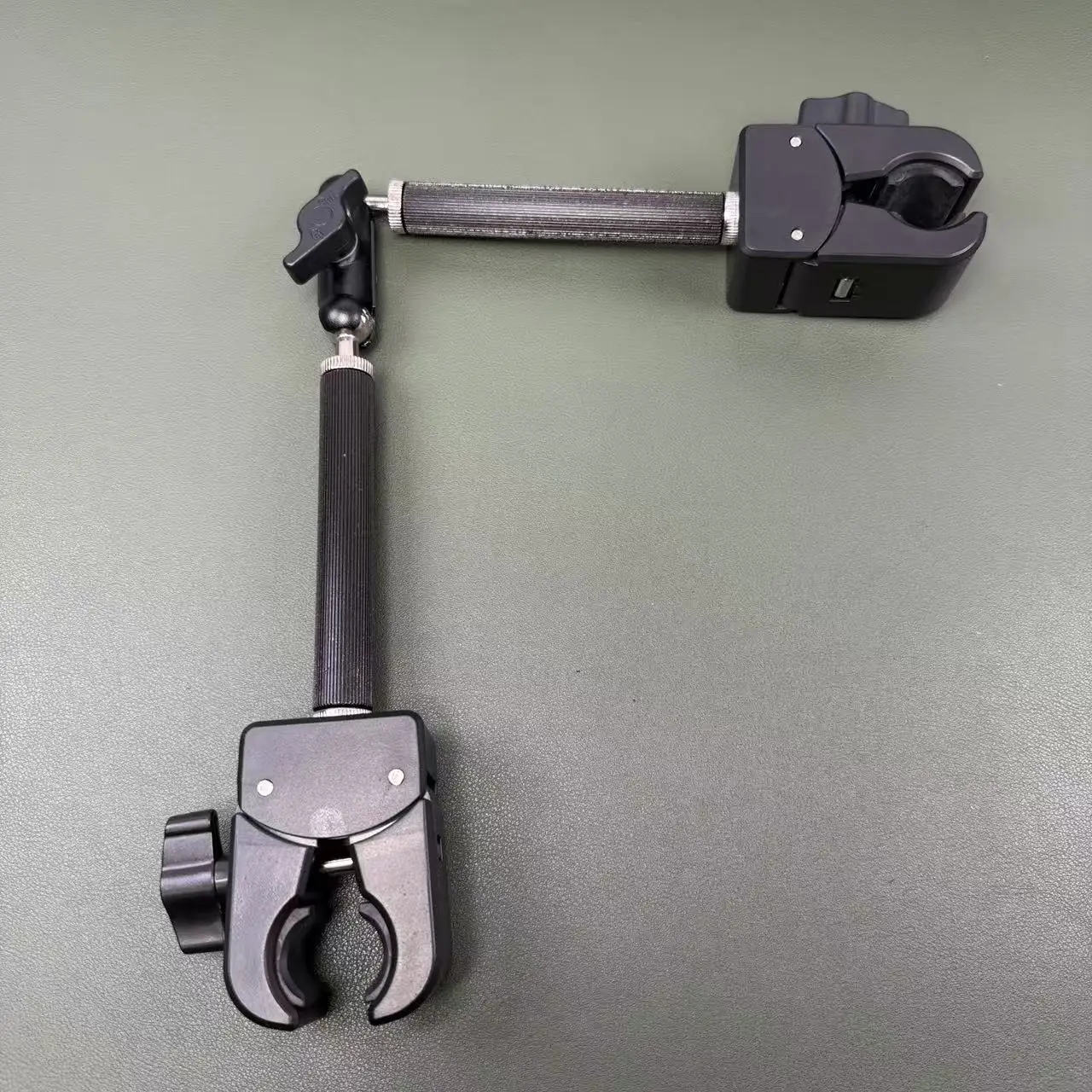 Dual Head Clamp Universal Desk Round Tube Mount Fixed Clip with Aluminum Rod Metal Joint 360° Rotatable Multi-Function Stand
Dual Head Clamp Universal Desk Round Tube Mount Fixed Clip with Aluminum Rod Metal Joint 360° Rotatable Multi-Function Stand