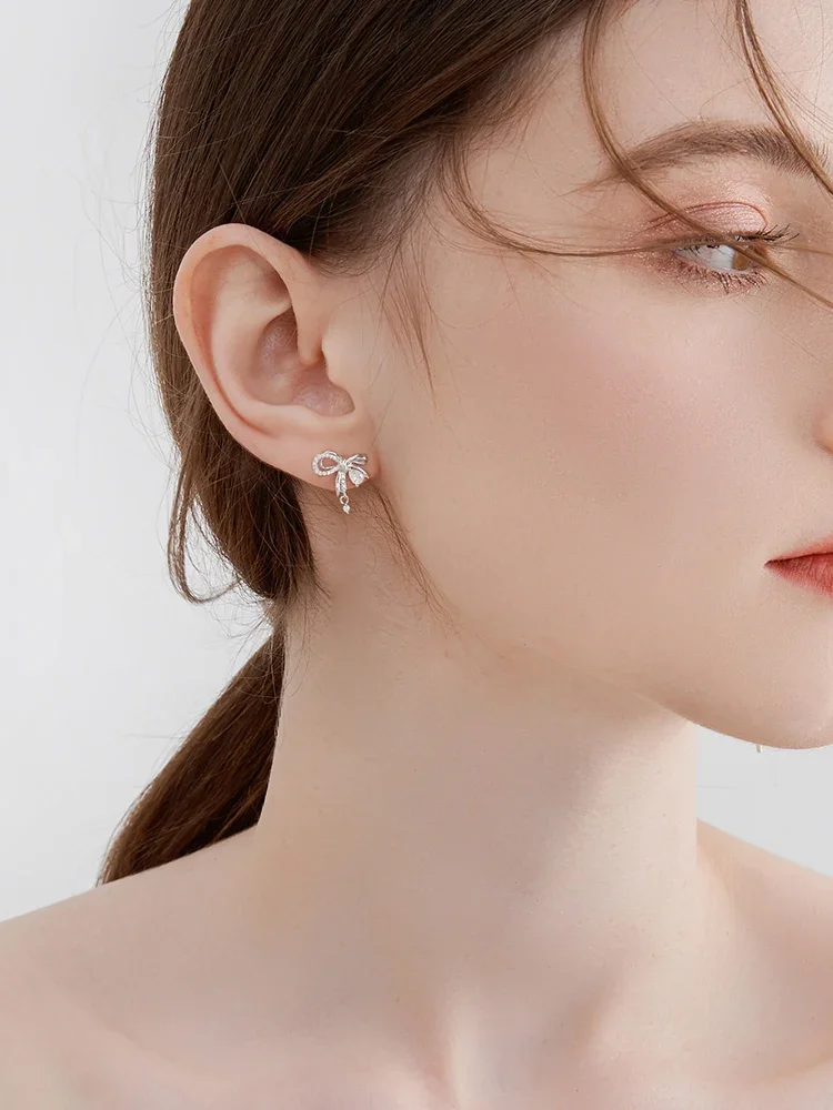 925 silver bow stud earrings for women's exquisite temperament and high-end earrings.
925 silver bow stud earrings for women's exquisite temperament and high-end earrings.