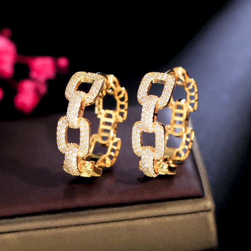 Fashion Cubic Zirconia Chain Hoop Earrings Gold Cutout Square Hoop Earrings for Women Graduation Party Jewelry Gifts
Fashion Cubic Zirconia Chain Hoop Earrings Gold Cutout Square Hoop Earrings for Women Graduation Party Jewelry Gifts