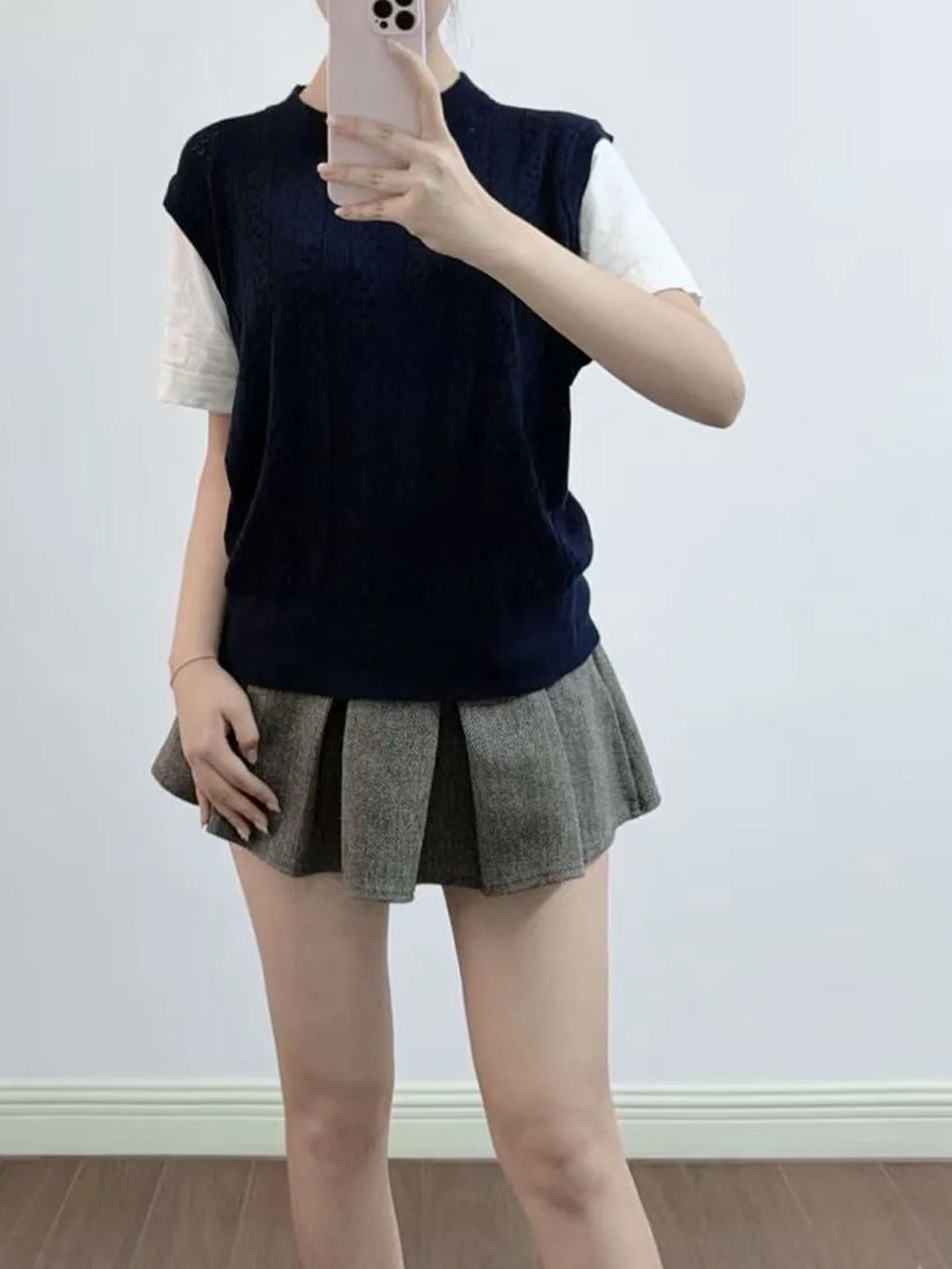 Вязаный топ с круглым вырезом и коротким рукавом для ранней весны, в стиле колор-блок, французский стиль, мягкий, свободного кроя, женский.
Вязаный топ с круглым вырезом и коротким рукавом для ранней весны, в стиле колор-блок, французский стиль, мягкий, свободного кроя, женский.