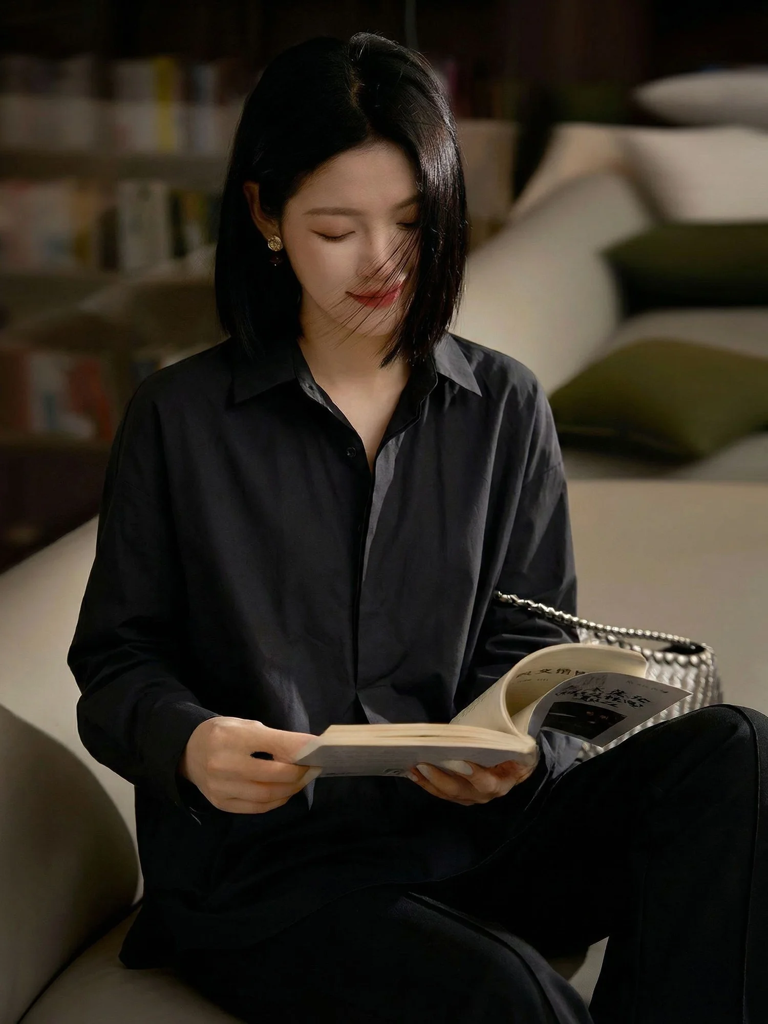 Элегантная черная женская рубашка с длинным рукавом, свободный крой, смесь хлопка и полиэстера, весна 2026, модный минималистичный стиль, эффект стройности
Элегантная черная женская рубашка с длинным рукавом, свободный крой, смесь хлопка и полиэстера, весна 2026, модный минималистичный стиль, эффект стройности