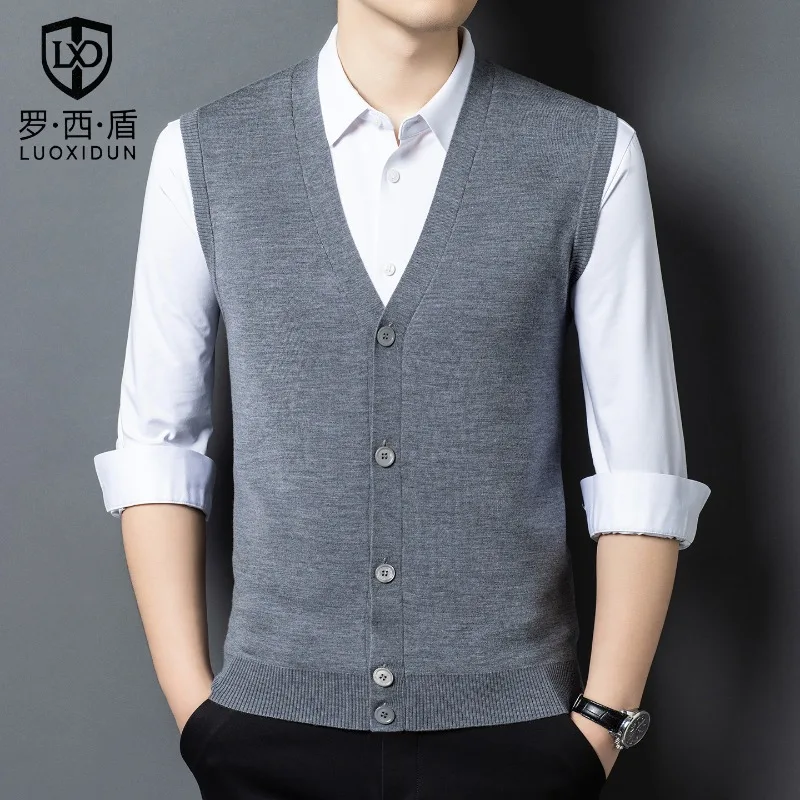 Мужской шерстяной жилет-кардиган с V-образным вырезом без рукавов
Мужской шерстяной жилет-кардиган с V-образным вырезом без рукавов