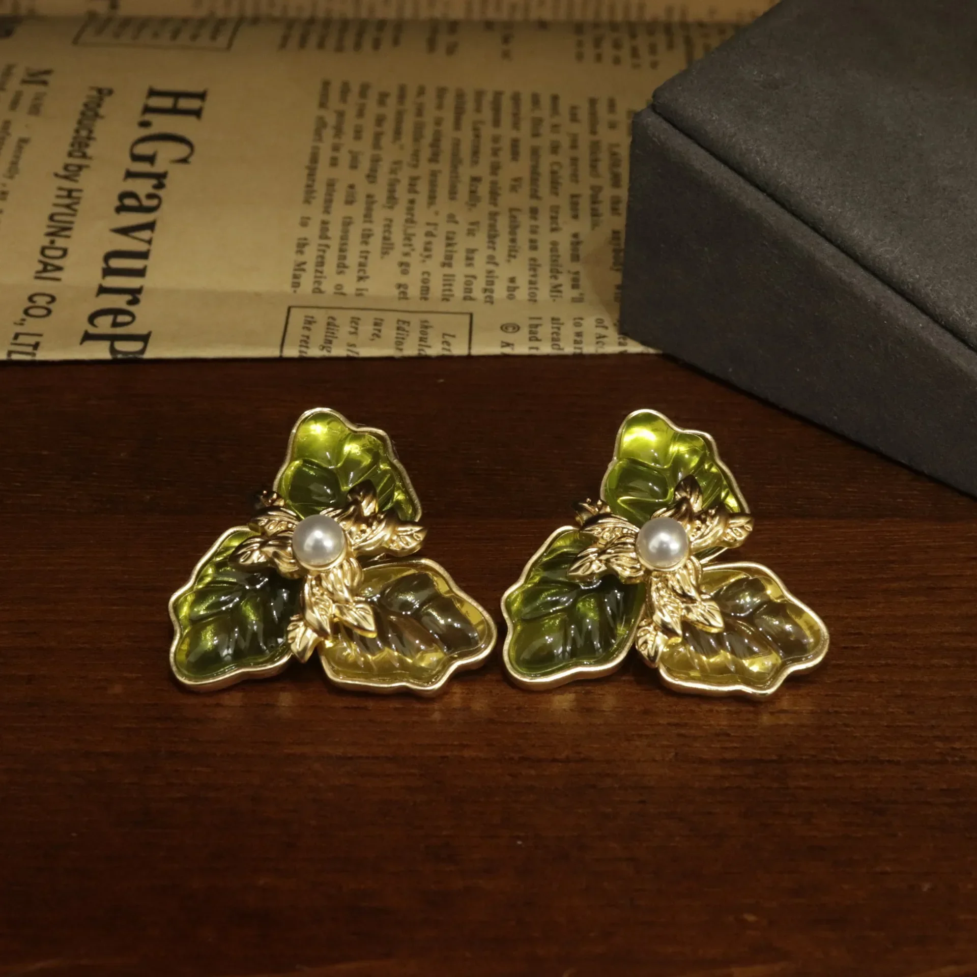 Fresh and sweet wind color matching leaves silver needle earrings plated real gold versatile fashionable green earrings jewelry
Fresh and sweet wind color matching leaves silver needle earrings plated real gold versatile fashionable green earrings jewelry
