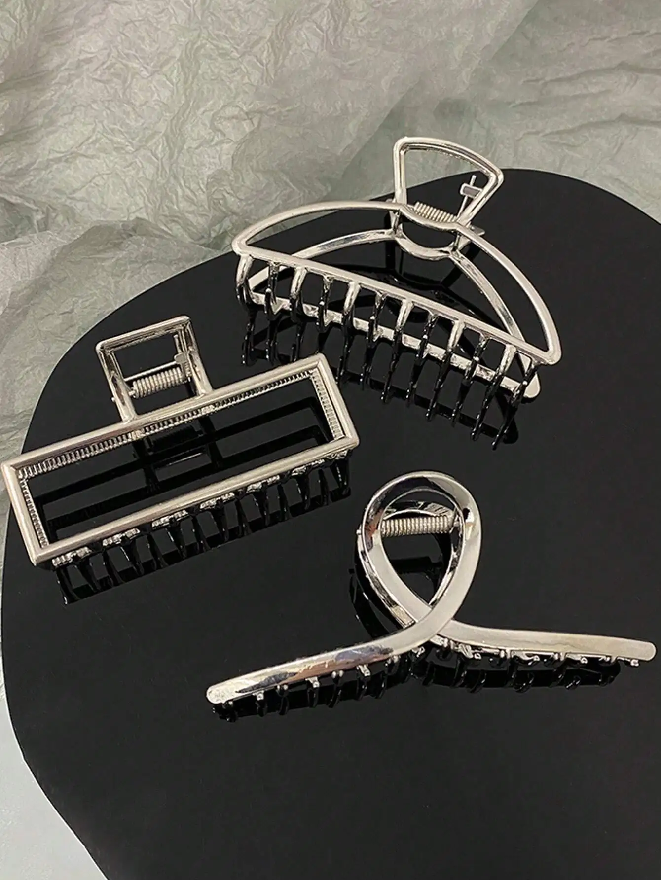 3pcs Women's Silver-Colored Exquisite Metal Hair Claw Clip Set Including Alphabet, Crescent Shape & Square Shaped Large Alloy Clips, Fashionable, Versatile, Elegant And Grandiose Hair Accessory Fit For Daily Wear, Going Out, Washing Face, Taking Bath, Mak
3pcs Women's Silver-Colored Exquisite Metal Hair Claw Clip Set Including Alphabet, Crescent Shape & Square Shaped Large Alloy Clips, Fashionable, Versatile, Elegant And Grandiose Hair Accessory Fit For Daily Wear, Going Out, Washing Face, Taking Bath, Mak