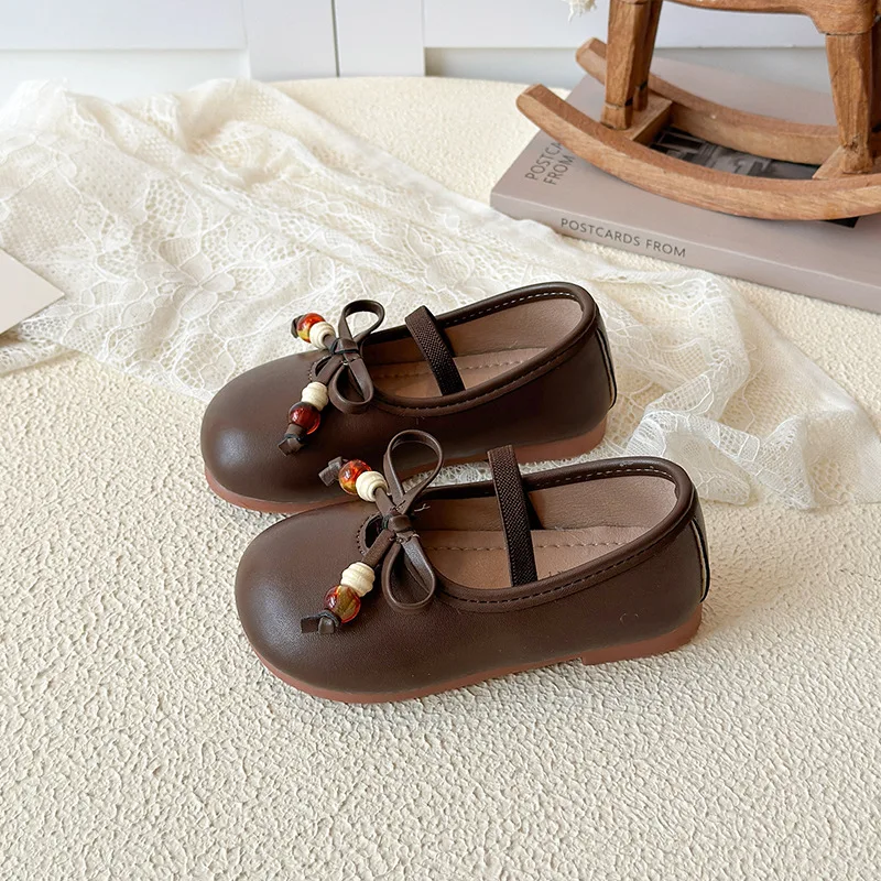 Детские кожаные туфли для девочек 2026 года, весна-осень, новая модная коллекция в корейском стиле, с мягкой нескользящей подошвой, универсальные туфли для принцесс
Детские кожаные туфли для девочек 2026 года, весна-осень, новая модная коллекция в корейском стиле, с мягкой нескользящей подошвой, универсальные туфли для принцесс