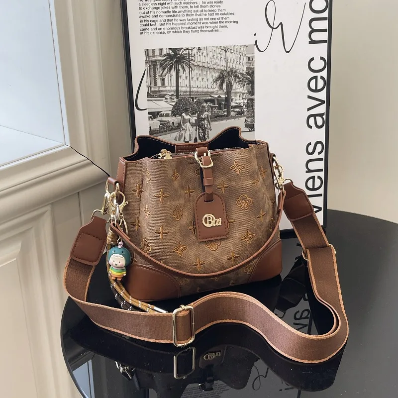 2026 New Large Capacity Handbag Classic Retro Bucket Bag Light Luxury Simple Versatile Single Shoulder Crossbody Bag
2026 New Large Capacity Handbag Classic Retro Bucket Bag Light Luxury Simple Versatile Single Shoulder Crossbody Bag