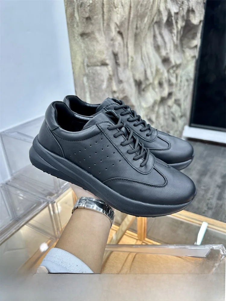 Men's Outdoor Casual Shoes Top Layer Cowhide Waterproof Light Running Shoes Comfortable Walking Shoes for Commuting
Men's Outdoor Casual Shoes Top Layer Cowhide Waterproof Light Running Shoes Comfortable Walking Shoes for Commuting