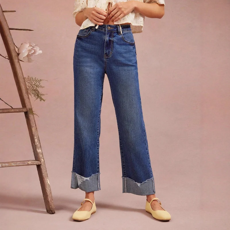 Новые эластичные прямые брюки с закрученным подолом, модные и элегантные потертые джинсы для женщин
Новые эластичные прямые брюки с закрученным подолом, модные и элегантные потертые джинсы для женщин