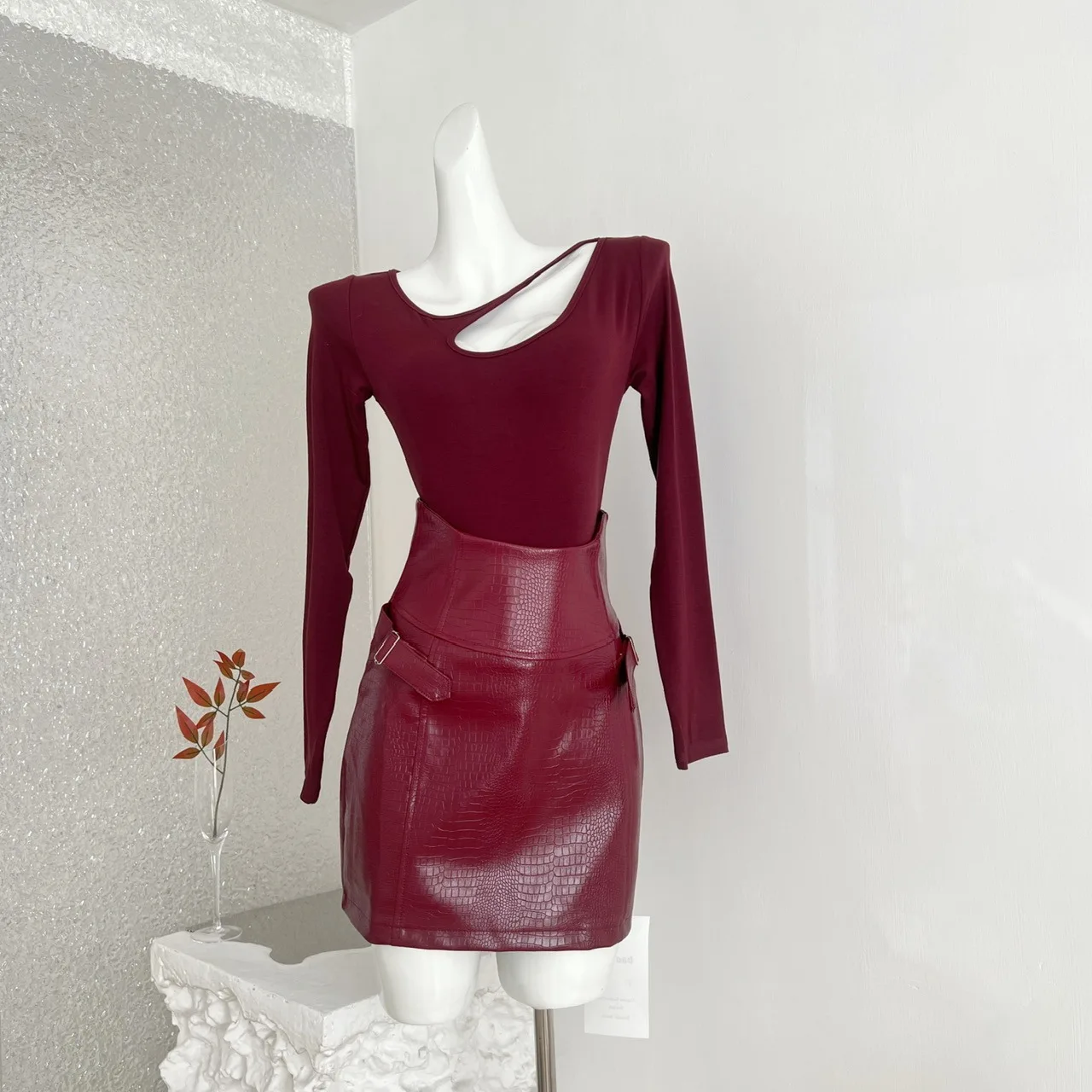 Сексуальный комплект Cisas для пикантных девушек, женский осенне-зимний красный внутренний полый длинный топ све, облегающая юбка, костюм из двух предметов
Сексуальный комплект Cisas для пикантных девушек, женский осенне-зимний красный внутренний полый длинный топ све, облегающая юбка, костюм из двух предметов