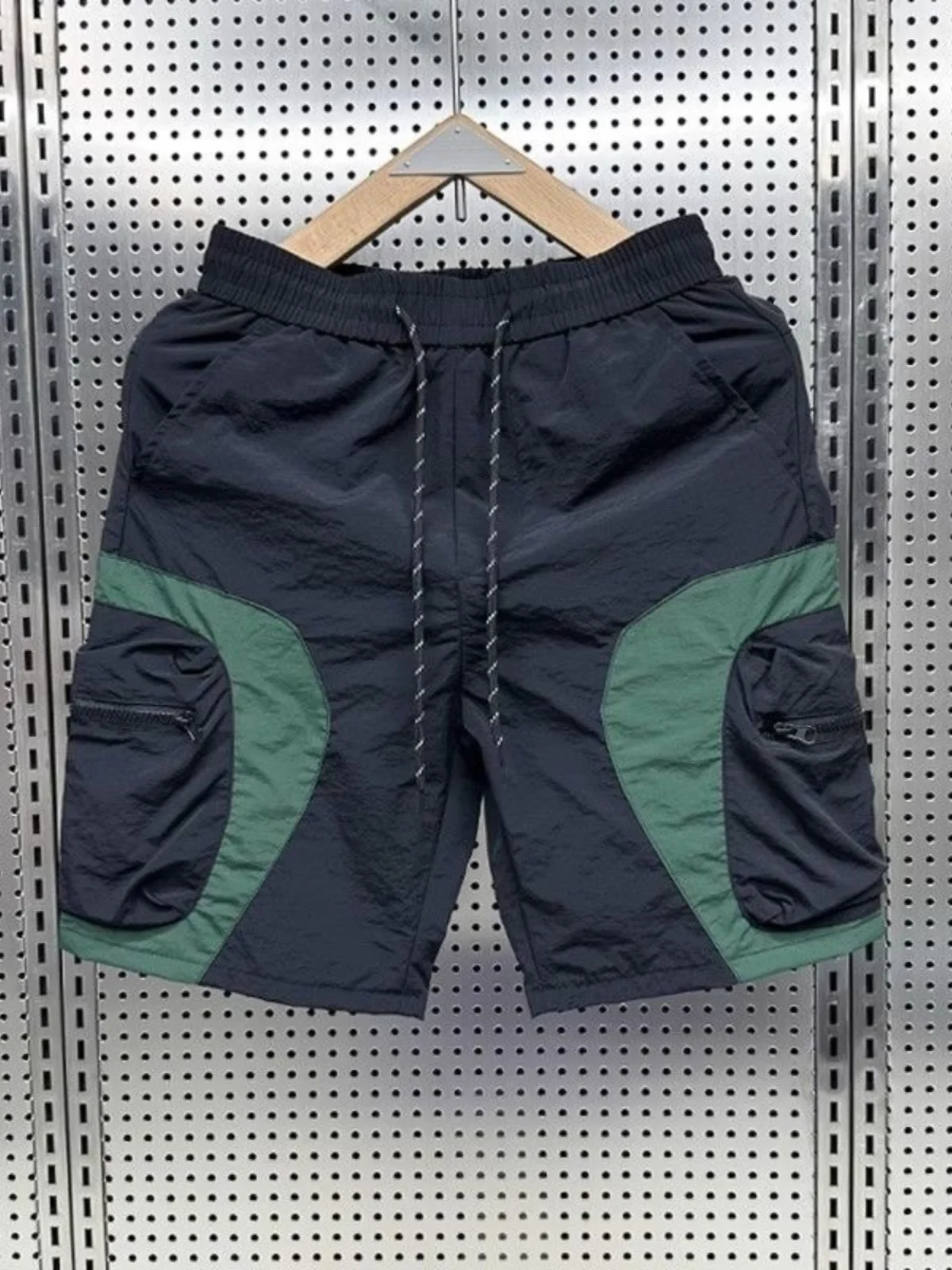 Новые летние мужские пляжные повседневные свободные тонкие рабочие шорты-бриджи с быстрым высыханием, разноцветные, с несколькими карманами
Новые летние мужские пляжные повседневные свободные тонкие рабочие шорты-бриджи с быстрым высыханием, разноцветные, с несколькими карманами