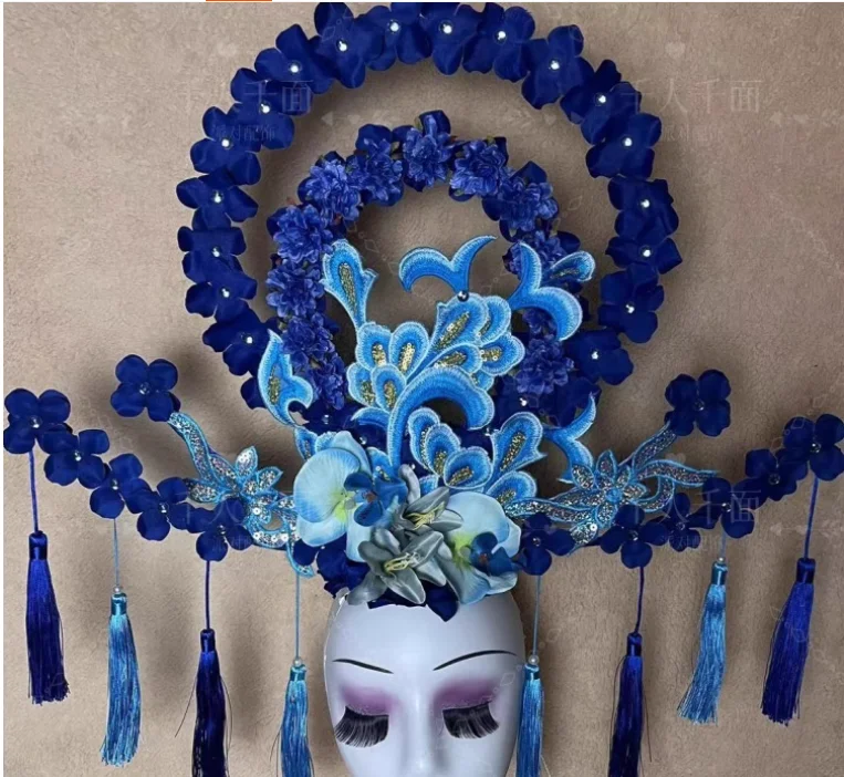 Синий и белый головной убор с кисточками в китайском стиле, креативная модель для подиума, сцена
Синий и белый головной убор с кисточками в китайском стиле, креативная модель для подиума, сцена