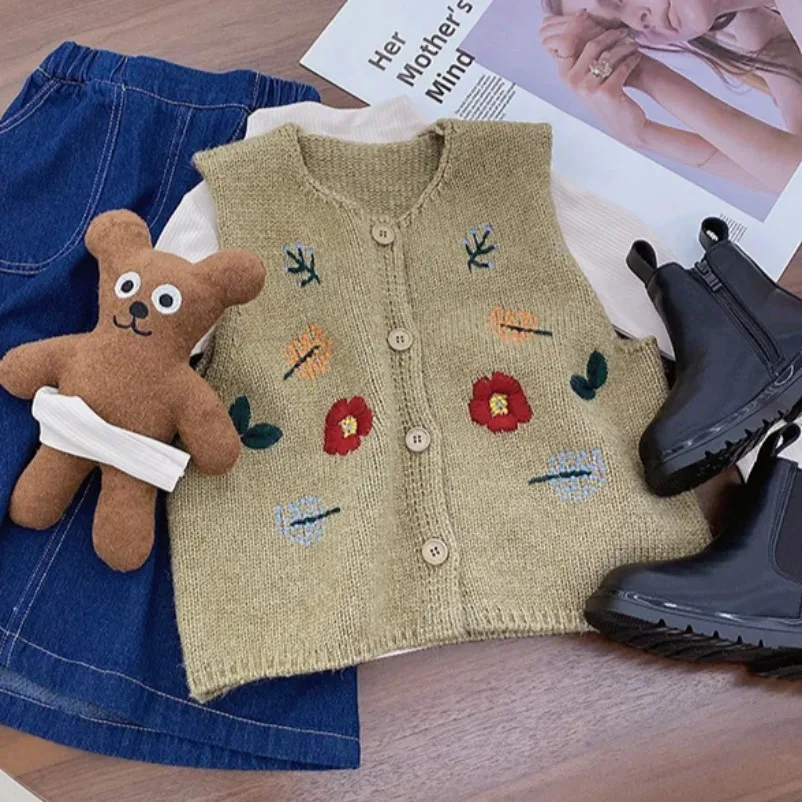 New Style Girls' Embroidered Knitted Vest Retro Children's Baby Korean Vest Kids Clothing 2025 Spring and Autumn Sweater Top
New Style Girls' Embroidered Knitted Vest Retro Children's Baby Korean Vest Kids Clothing 2025 Spring and Autumn Sweater Top
