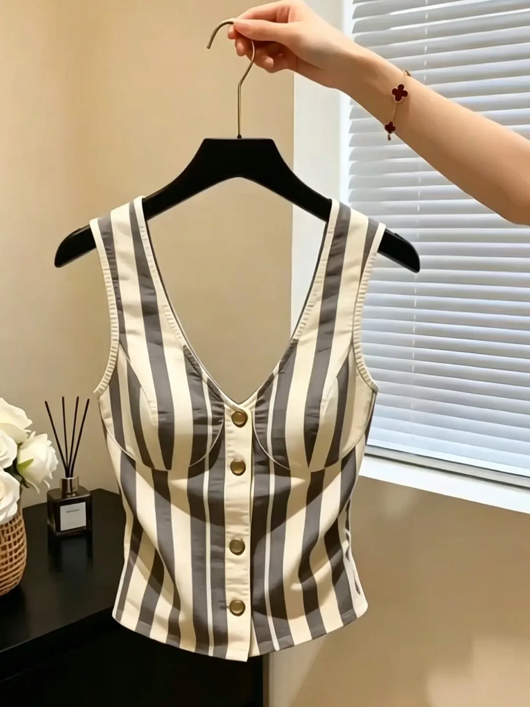 Summer 2026 Women's Slim Fit V-Neck Single Button Striped Tank Top Fashionable Sexy Style Breathable Short Length Outerwear
Summer 2026 Women's Slim Fit V-Neck Single Button Striped Tank Top Fashionable Sexy Style Breathable Short Length Outerwear