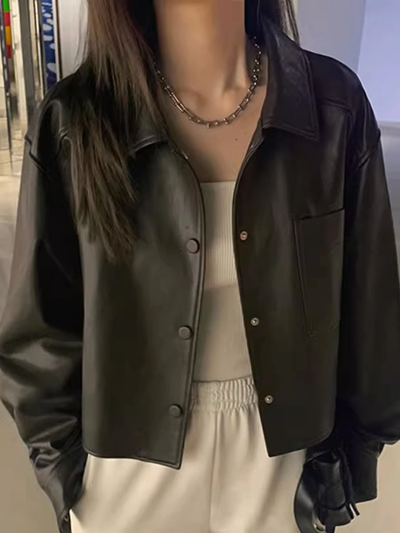 Женская легкая куртка с длинным рукавом, однотонная облегающая куртка на молнии с карманами и лацканами, осенняя модная уличная одежда
Женская легкая куртка с длинным рукавом, однотонная облегающая куртка на молнии с карманами и лацканами, осенняя модная уличная одежда