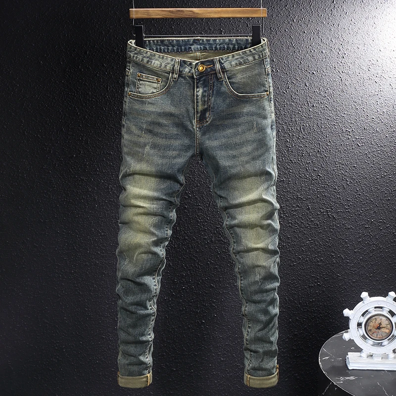 Fashionable new men's jeans with pleats and elastic repair, featuring a vintage blue denim design and high-quality Italian trous
Fashionable new men's jeans with pleats and elastic repair, featuring a vintage blue denim design and high-quality Italian trous