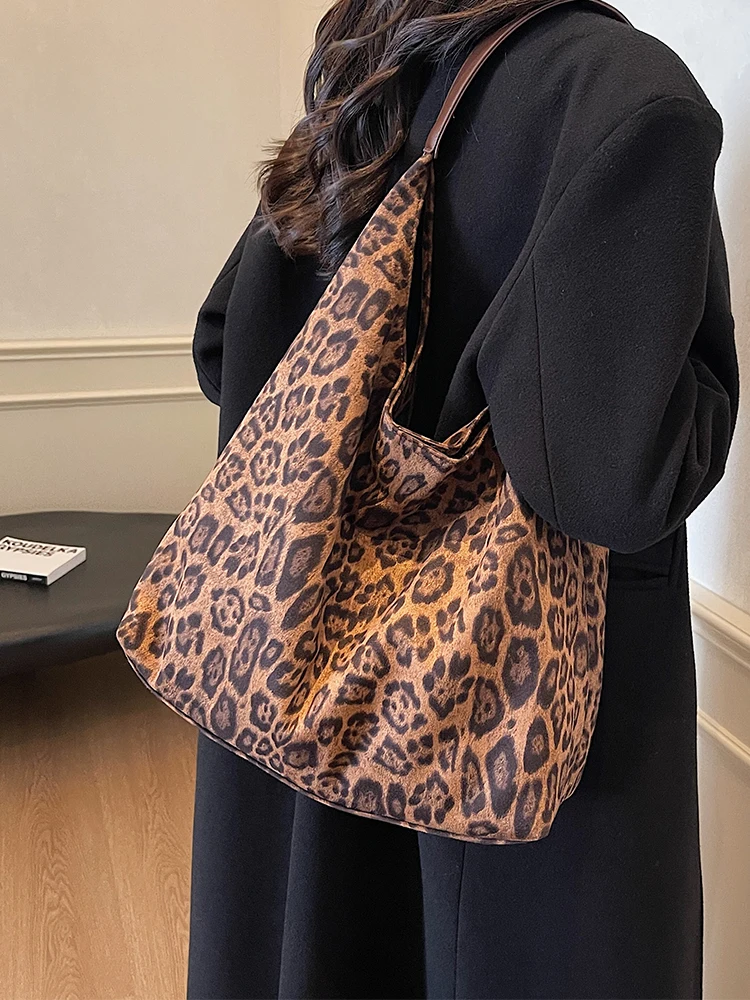 Fashionable Large Capacity Leopard Print Mother-Daughter Tote Bag Women's Single Shoulder Bag Casual Simple Style Bucket Shape
Fashionable Large Capacity Leopard Print Mother-Daughter Tote Bag Women's Single Shoulder Bag Casual Simple Style Bucket Shape