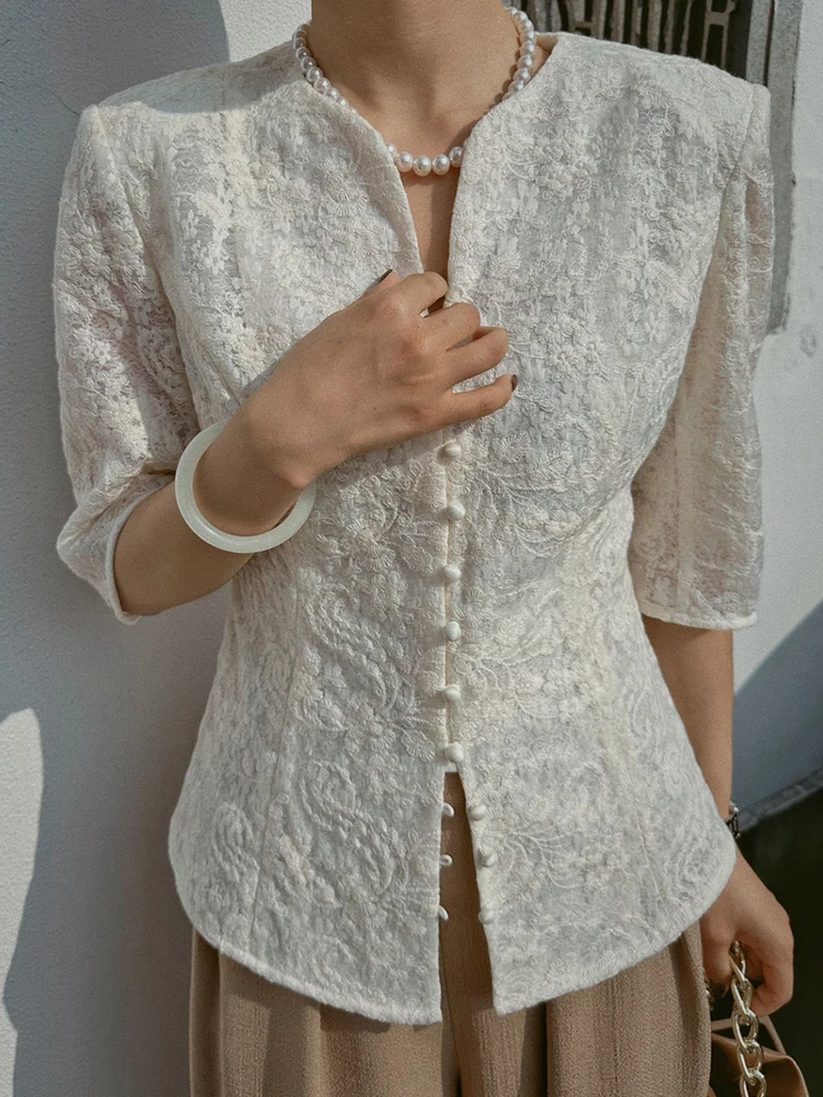 Весенняя вышитая китайская рубашка с V-образным вырезом и средними рукавами, на пуговицах, тонкая верхняя одежда в стиле ретро, белая, из хлопка и полиэстера
Весенняя вышитая китайская рубашка с V-образным вырезом и средними рукавами, на пуговицах, тонкая верхняя одежда в стиле ретро, белая, из хлопка и полиэстера