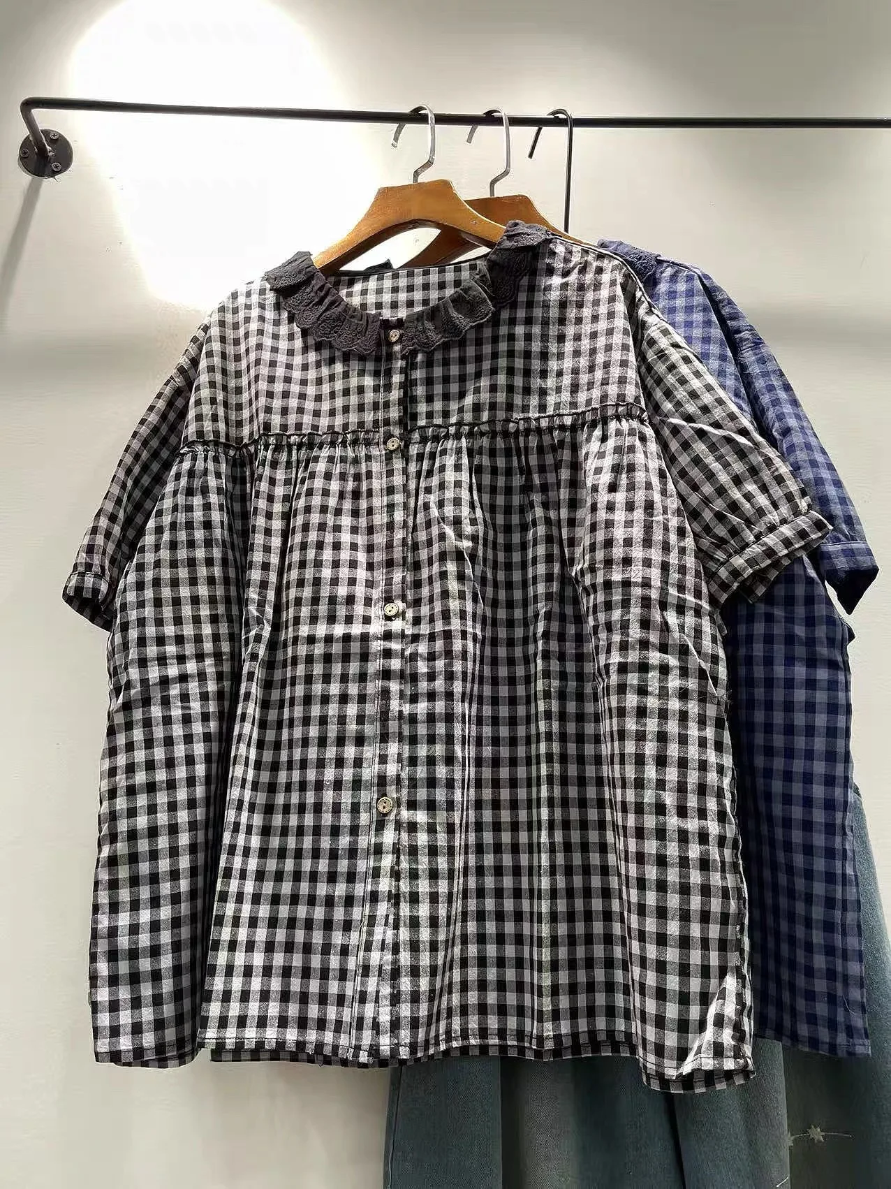 2026 Women's Lace Collar Blue Black Checkered Blouse Lace Ruffle Collar Short Sleeve Loose Fit Cotton Button Down Shirt
2026 Women's Lace Collar Blue Black Checkered Blouse Lace Ruffle Collar Short Sleeve Loose Fit Cotton Button Down Shirt