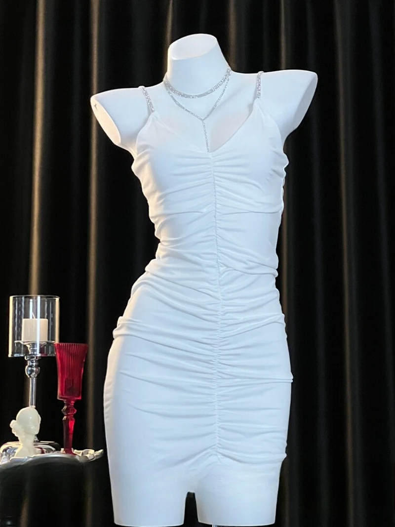 Белое плиссированное платье с лямкой на шее и бриллиантами, облегающая ночная рубашка с завязкой на талии, элегантная яркая атласная пижама, романтическая женская одежда для сна для
Белое плиссированное платье с лямкой на шее и бриллиантами, облегающая ночная рубашка с завязкой на талии, элегантная яркая атласная пижама, романтическая женская одежда для сна для