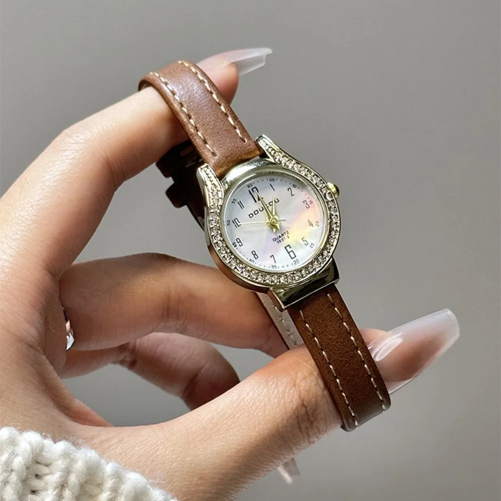 Модные женские часы с мягким кожаным ремешком, круглый циферблат, элегантные женские кварцевые часы со стразами, литературные часы, женский подарок
Модные женские часы с мягким кожаным ремешком, круглый циферблат, элегантные женские кварцевые часы со стразами, литературные часы, женский подарок