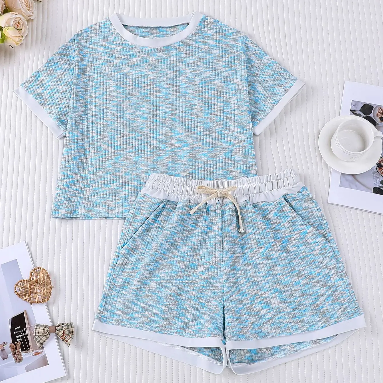 Women's healing light blue pit stripe mixed color pajamas, short sleeved shorts, breathable home clothes two-piece set
Women's healing light blue pit stripe mixed color pajamas, short sleeved shorts, breathable home clothes two-piece set