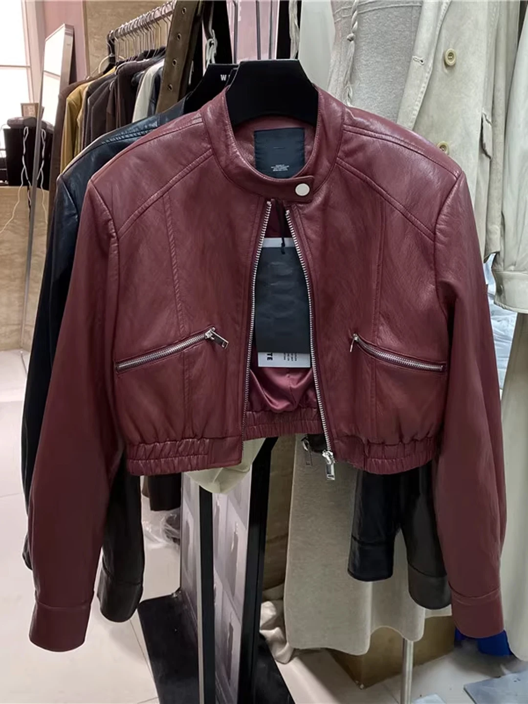 Корейская ретро-куртка из искусственной кожи для женщин, весенняя новинка, маленький размер, универсальная, с диагональной молнией, удлиненная, для повседневной носки
Корейская ретро-куртка из искусственной кожи для женщин, весенняя новинка, маленький размер, универсальная, с диагональной молнией, удлиненная, для повседневной носки