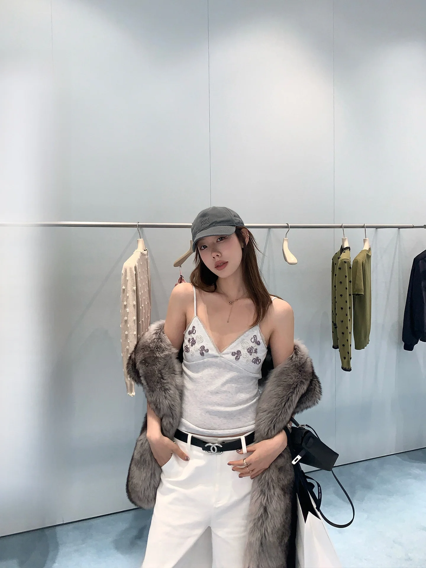 Модный повседневный укороченный топ Ranwear Sweet Style с V-образным вырезом, кружевными вставками, цветовыми блоками, вышивкой бисером и приталенным силуэтом на бретельках
Модный повседневный укороченный топ Ranwear Sweet Style с V-образным вырезом, кружевными вставками, цветовыми блоками, вышивкой бисером и приталенным силуэтом на бретельках