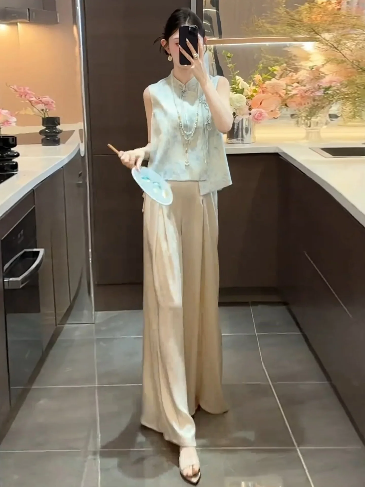 Fashionable Chinese Zen Style Women's Two-Piece Set Sleeveless Top Wide Leg Pants High End Elegance Summer 2026 Trend
Fashionable Chinese Zen Style Women's Two-Piece Set Sleeveless Top Wide Leg Pants High End Elegance Summer 2026 Trend