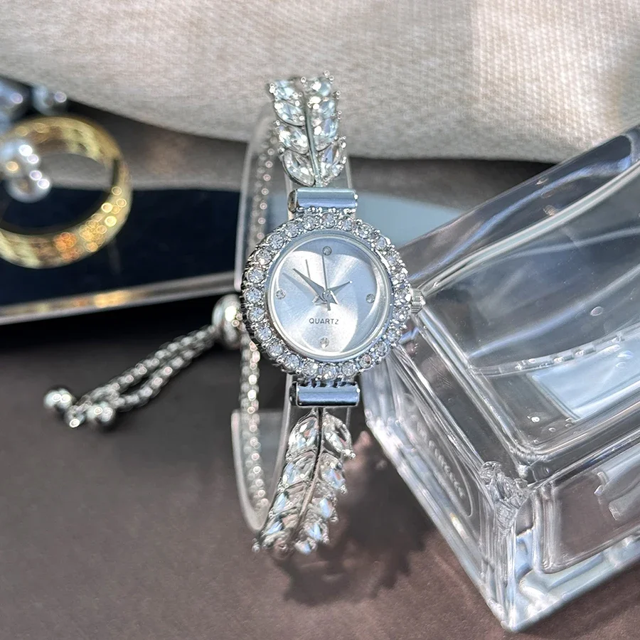 Женские часы Простые роскошные кварцевые часы-браслет с водными бриллиантами
Женские часы Простые роскошные кварцевые часы-браслет с водными бриллиантами