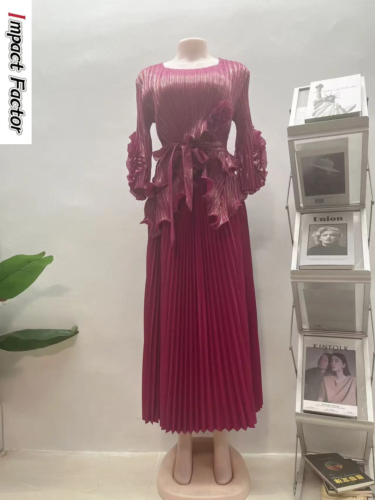 Miyake Pleated 2 Pieces Set Women 3D Flowers Square Collar T Shirt + A Line Loose Skirt New 2025 Female Clothing
Miyake Pleated 2 Pieces Set Women 3D Flowers Square Collar T Shirt + A Line Loose Skirt New 2025 Female Clothing