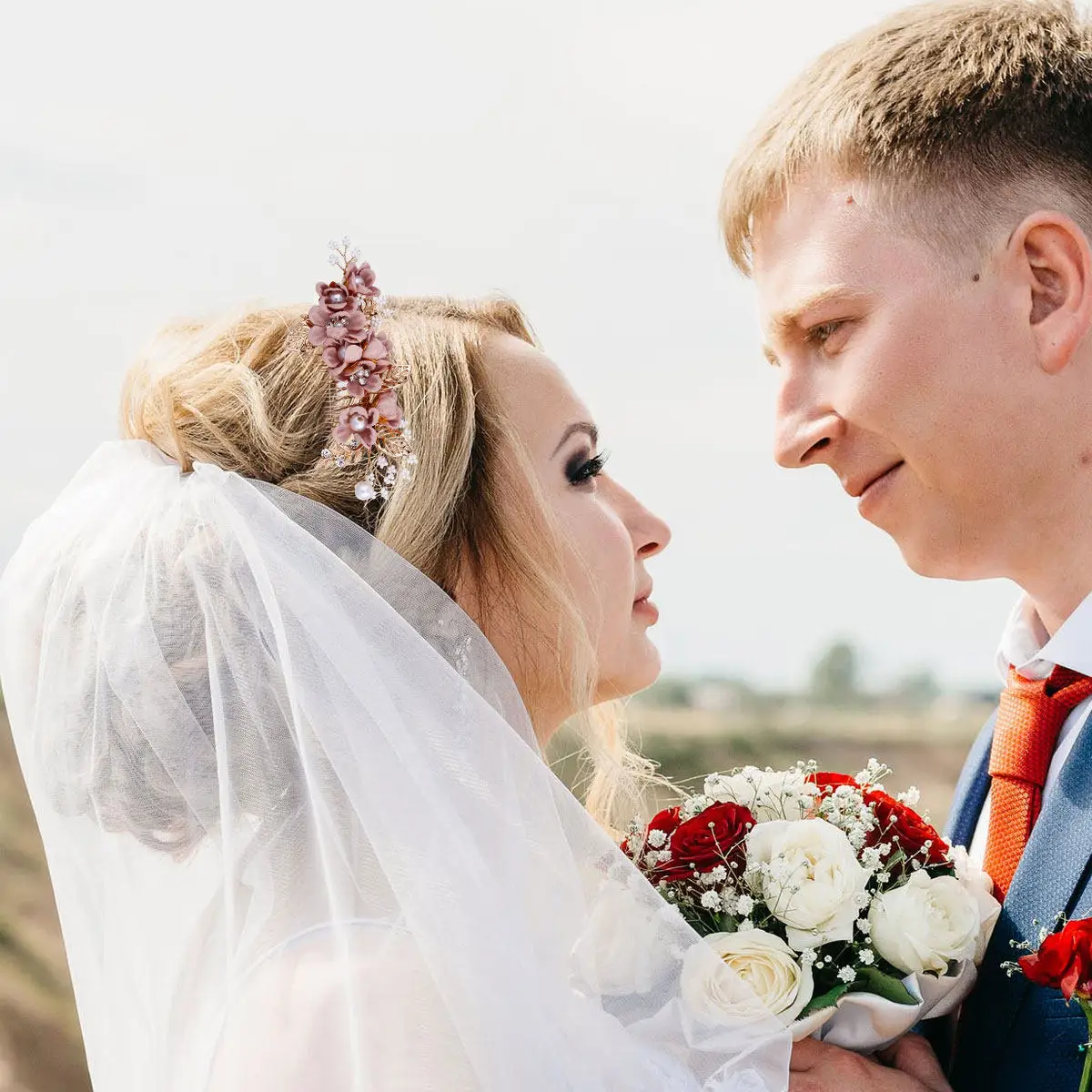 Заколка-гребень для волос с цветами, 1 шт., свадебное украшение, элегантный женский аксессуар для вечеринок, декоративная боковая заколка с жемчугом для невесты
Заколка-гребень для волос с цветами, 1 шт., свадебное украшение, элегантный женский аксессуар для вечеринок, декоративная боковая заколка с жемчугом для невесты