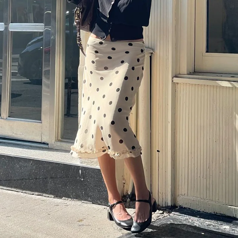 Retro polka dot black fungus edge temperament half skirt for women, street contrasting color, low waist versatile, A-list mid le
Retro polka dot black fungus edge temperament half skirt for women, street contrasting color, low waist versatile, A-list mid le