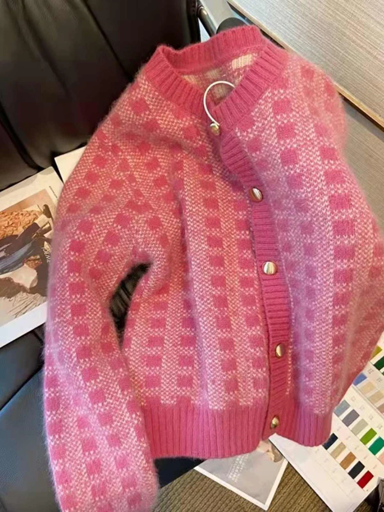Women's Knitted Sweater Autumn Winter 2024 New Pink Checkered Cardigan Korean Loose Round Neck Single Breasted Thickened Top
Women's Knitted Sweater Autumn Winter 2024 New Pink Checkered Cardigan Korean Loose Round Neck Single Breasted Thickened Top