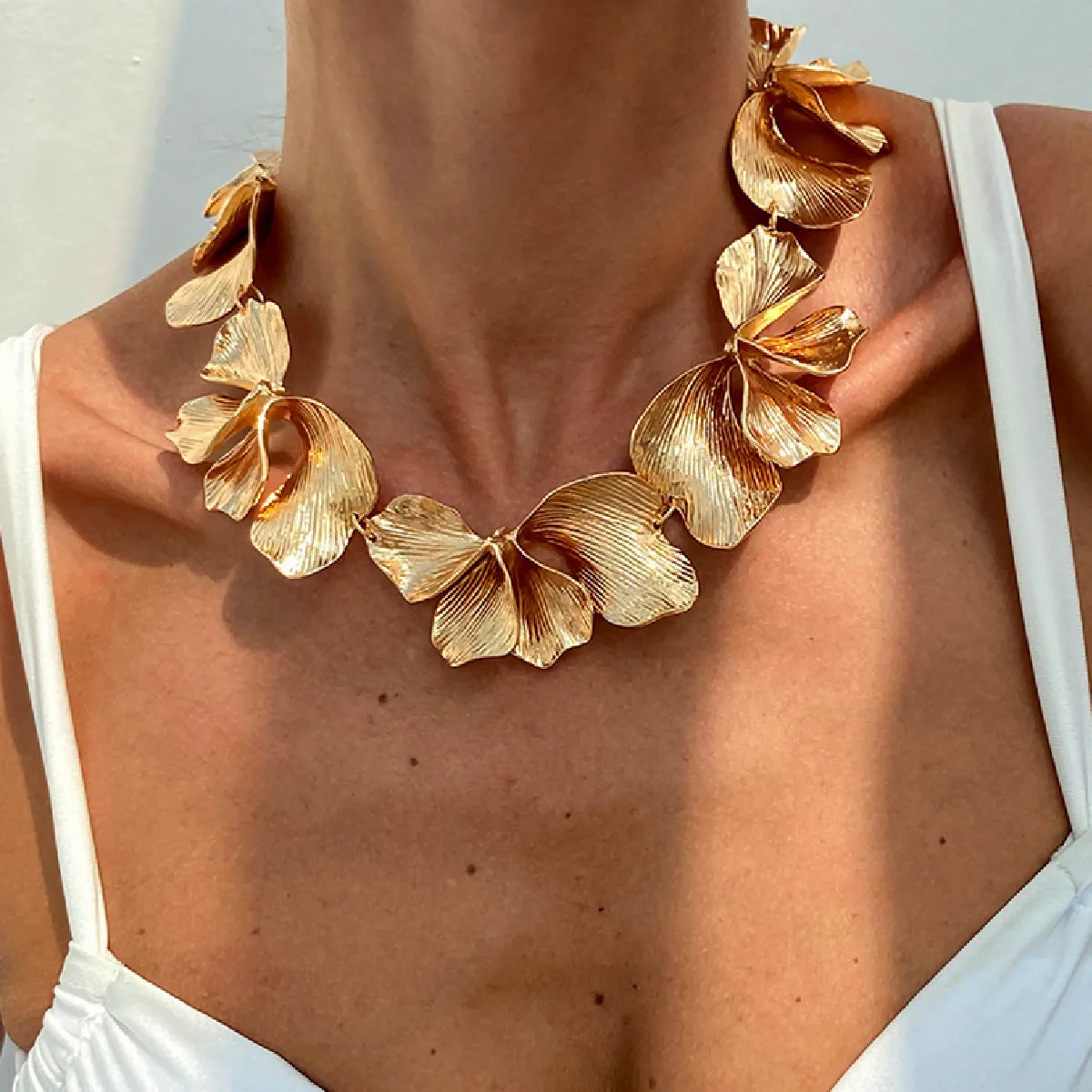 Modern Textured Blossom Statement Necklace, Elegant Alloy Flower Pendant for Women, Fashion Jewelry for Daily or Special Occasio
Modern Textured Blossom Statement Necklace, Elegant Alloy Flower Pendant for Women, Fashion Jewelry for Daily or Special Occasio
