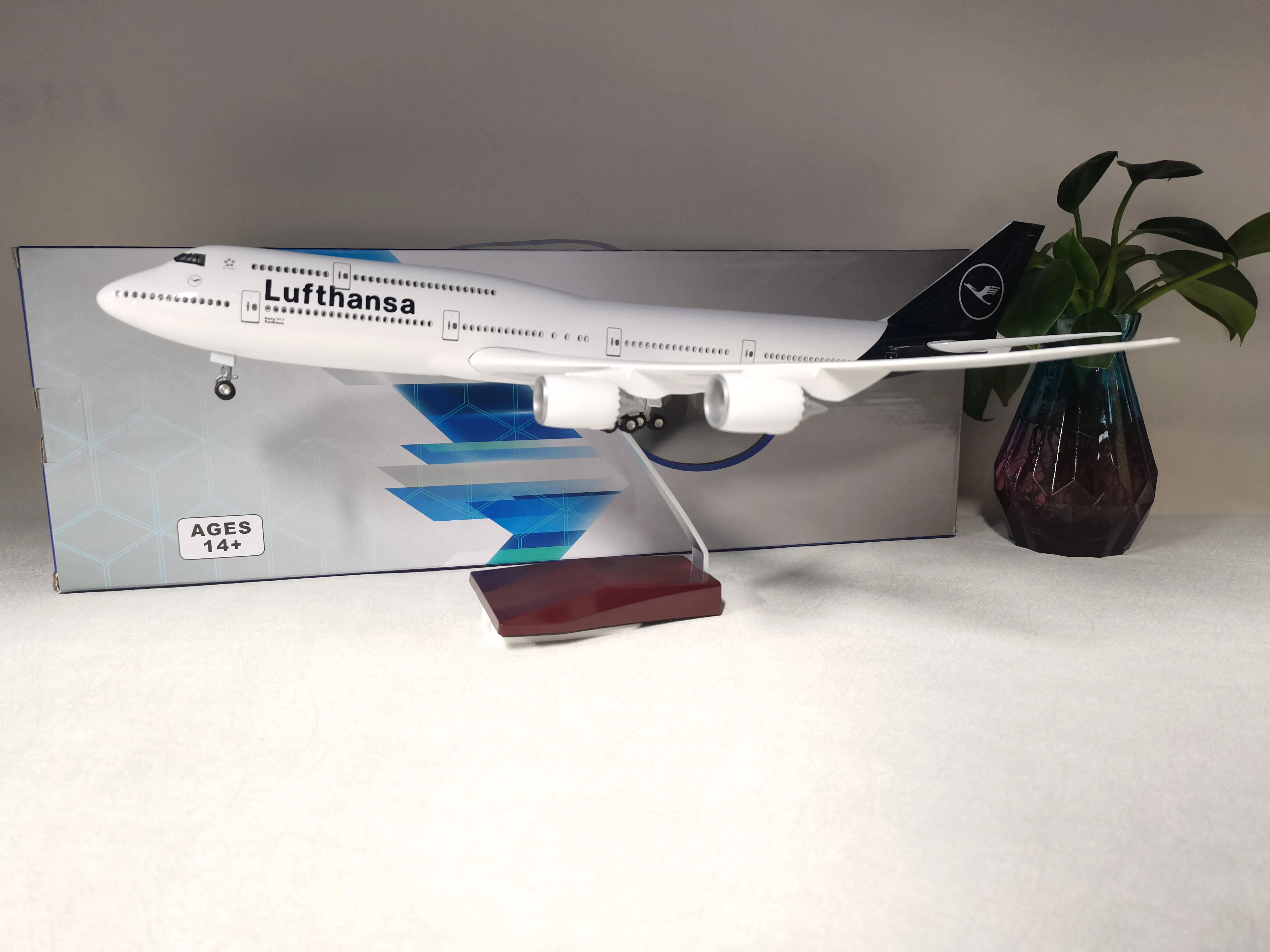 Новый масштаб 1/160, 47 см, большой самолет Люффани, авиакомпания A380 с легким шасси, модель самолета для демонстрации коллекции подарков
Новый масштаб 1/160, 47 см, большой самолет Люффани, авиакомпания A380 с легким шасси, модель самолета для демонстрации коллекции подарков